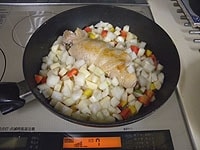 4のプライパンにサイコロ状に切った野菜を加えさっと炒めます。