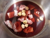 圧力鍋に牛肉と干しイチジク、赤ワインと砂糖を加え、15分加圧したら、火を止め、そのまま圧が下がるまで冷まします。