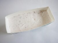 牛乳パックに流し込み、冷凍庫で固めます。食べるときは牛乳パックをやぶき、端から切ります。イチゴとミントを飾ります。