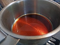 黒酢だれの材料をすべて鍋に入れ、少し煮詰める。<br />
器に2を盛り、黒酢だれ、白髪ねぎ、針生姜、青じその細切りを混ぜ合わせたものを添える。<br />