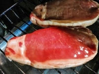 魚焼きグリルで、約10分、なかに火が通るまで焼く。焼き時間はお肉の厚さによっても異なるので、調節してください。<br />
