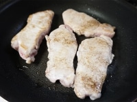 フライパンにオリーブオイル（大さじ1）を熱し、豚肉を入れて、強火で両面を焼きます。焼き色がついたら、取り出しておきます。