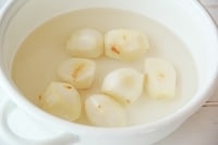 里芋は皮をむいて塩でもんでぬめりを取り、さっと洗う。水をはった鍋に里芋を入れて柔らかくなるまで茹でる。