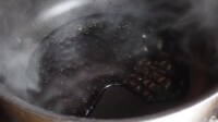 バルサミコ酢を鍋に入れて中火にかけ、半量になるまで煮詰める。