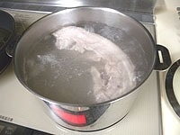 熱湯でさっと茹で、水気を拭き取る