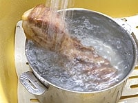 流水で表面の油を洗い流し、布巾で水気を拭く