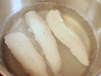 鍋に水を入れて沸騰させ、お酒大さじ2とささみを入れて、30秒間茹でます。<br />
そのまま火を止めて、予熱で茹でながら、冷まします。<br />
<br />
お湯が十分冷めたら鍋から取り出し、手で筋を取りながら、適当な大きさにほぐしておきます。<br />