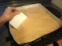 わら半紙またはクッキングペーパーを敷いた天板に生地を流し、カードで平らにならします。180℃に余熱したオーブンで約10～12分焼きます。むらなく焼けるように、途中で向きを変えます。