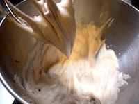 生クリームにグラニュー糖大さじ2を加え、泡立て器で泡立てます。途中で、全体がもったりしてきたら、生クリームとチョコレートを加え、やわらかく角がたつくらいまで泡立てます。