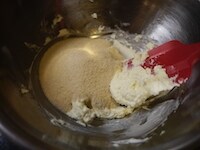 &nbsp;室温に戻しておいたバターをゴムベラで白っぽいクリーム状にし、きび砂糖を加え、さらによく混ぜます。