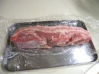 豚バラ肉に塩とこしょうをよく揉み込み、冷蔵庫で2時間ほどおきます。<br />