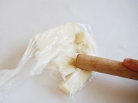 長芋は皮をむき、縦に4つに割り、ビニール袋に入れて、すりこぎなどで叩き、一口大にします。カイワレ大根は1cm程度の長さに切ります。<br />