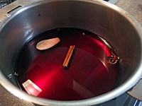 鍋にオレンジ以外の材料をすべて入れ、弱火にかける。沸騰する直前で火を止める。グラスにそそぎ、オレンジを浮かべる。<br />
