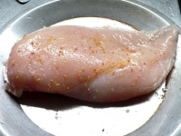 鶏胸肉の皮と脂を取り除いて、砂糖と塩をすりこみ、顆粒スープをまぶしつける。<br />