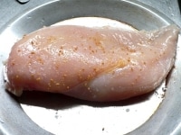 胸肉の皮と脂を取り、砂糖、塩をすりこみ、顆粒スープをまぶす
