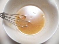 ドレッシングの材料を混ぜる