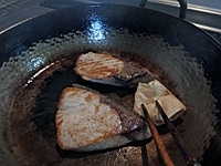 フライパンを熱してごま油を入れ、ぶりを焼く。火が通ったら取り出す。余計な油があったらとる。