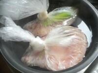 サラダチキンを炊飯器で作るレシピ 蒸し鶏の簡単な作り方 毎日のお助けレシピ All About サラダチキンを炊飯器で作るレシピ 蒸し鶏の簡単な作り方 毎日のお助けレシピ All About