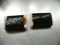 餅にキムチをのせて海苔で巻く。<br />
※即席韓国海苔の作り方：海苔にハケでごま油を薄くぬって塩少々をふる。味付け海苔にごま油をぬってもよい。<br />
<br />