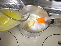 ステンレス鍋に、グラニュー糖、切り分けたバター、柚子果汁を加えます。