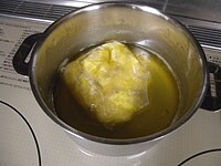 柚子の皮袋を加え、バターと砂糖が溶けるまで弱火でかき混ぜながら煮ます。