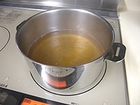 鍋に鶏ガラスープ、しいたけの戻し汁100mlを加え中火にかけ沸かします。