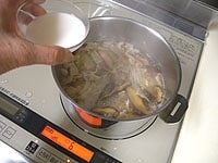水で溶いた片栗粉を回し入れ、とろみをつけます。