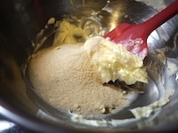 &nbsp;室温に戻したバターをゴムべらで練り、クリーム状にします。きび砂糖を加え、空気を含ませるように全体をよく混ぜます。