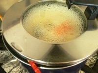 鍋の端に箸をはさんで蓋をし、中火で12～3分加熱する。<br />