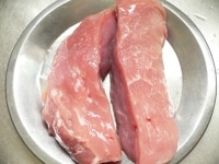 豚のブロック肉を縦に半分に切る。<br />