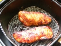 10～12分ほど焼いたら、ハケかスプーンを使って肉にまんべんなくたれをぬる。180℃に下げて続きを焼く。