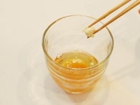 9におろし生姜・レモンの輪切りを加え、熱湯1/3Cを加える。金柑・レモンをスプーンでつぶしながら温かいうちにいただきます。