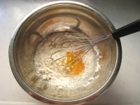 ボウルにホットケーキミックス、牛乳、卵、フォークなどでつぶしたバナナを入れて全体を混ぜ合わせます。<br />