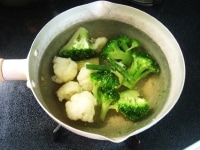 鍋に水を入れ沸騰させ、塩小さじ1/2（分量外）と冷凍野菜を入れて柔らかくなるまで茹でます。<br />
<br />