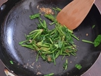 フライパンにサラダ油を入れて熱し、ほうれん草を入れて、しんなりするまで炒めたら、醤油と鰹節を加えて、できあがりです。