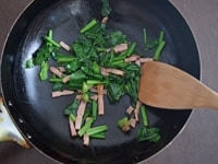 フライパンにオリーブオイルを熱し、ベーコンとほうれん草の茎を入れて、ベーコンに火が通るまで炒めます。葉を加え、塩とブラックペッパーで味付けして、できあがりです。