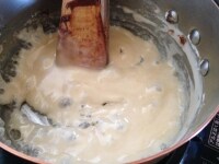 ヌガーを作ります。水飴、グラニュー糖、卵白、コーンスターチを鍋に入れ、弱火にかけます。木べらでよく混ぜながら沸騰させ、105℃になるまで煮詰めます。