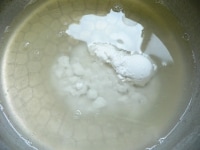 鍋に茹で汁を200cc取り、片栗粉を入れて混ぜ溶かす。<br />