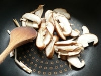 椎茸は細く切って、油を少量ひいたフライパンで炒める。<br />