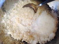ボウルに粉類を入れ、水、ココナッツミルクを加え、泡立て器でよく混ぜ合わせ、ザルで濾します。<br />