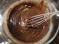 加熱しすぎないように、チョコレートを余熱で溶かしながら、全体がつやがでて滑らかになるまでよく混ぜます。