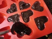 スプーンでチョコレートをシリコン型にいれ、表面が乾かないようにクッキングペーパーをかぶせ、冷凍庫で約3時間冷やします。