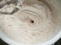 ボウルに生クリームと砂糖を入れ、ボウルの底を氷水にあてながら泡立てる。ブランデーと溶かしチョコレートを入れて、泡立て器で混ぜる。<br />
