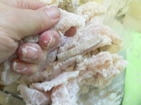 片栗粉をふりかけ、手でギュッと握って粉をまぶしつける。ごぼうと大根にも同じように片栗粉をまぶす。<br />