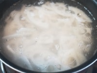 お湯を沸かし、レンコンをさっと茹でます。