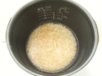 精白米と玄米を合わせてとぎ、30分程浸水させます。<br />