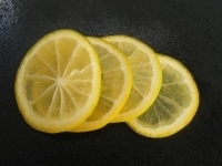レモンは2mm幅にスライスします。