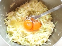 生地のボールに、きざんだキャベツと卵を入れて、全体をふっくらと良く混ぜ合わせます。