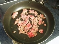 フライパンにごま油を入れて火にかけ、豚ひき肉を炒めます。<br />