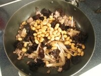 豚ひき肉に火が通ったら、大豆水煮、ごぼう、きくらげを加えてさらに1分程炒めます。